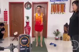 山东无臂男子再创吉尼斯世界纪录：1分钟24次跪跳起图片