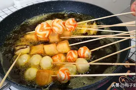 教你做街边超火的炸串，秘制酱料配方详细讲解，荤素搭配可好吃了图片