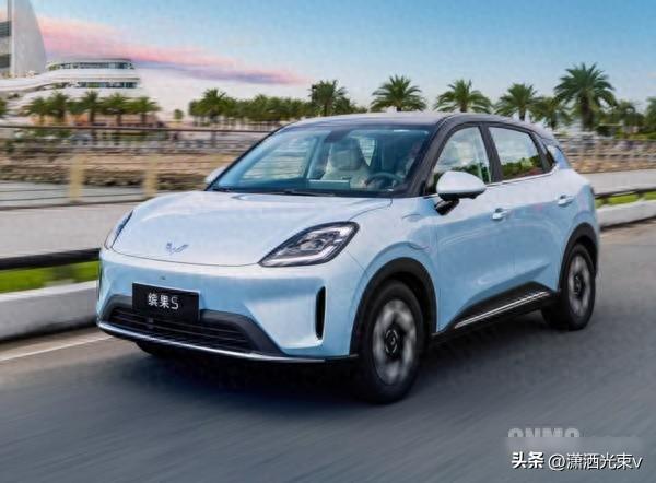 15天卖爆1.5万辆，五菱又火了？这车凭啥让年轻人抢着买？