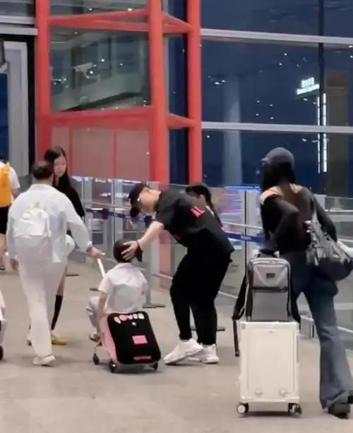 汪峰带4个儿女回国不到48小时，恶心一幕上演，二女儿外貌被吐槽