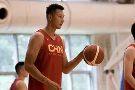 尽管最近易建联有绯闻，但不影响他篮球传奇的辉煌之路！图片