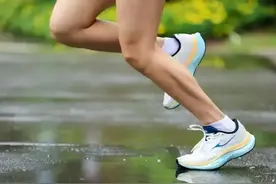 一双鸿星尔克跑鞋，让我读懂国货担当图片