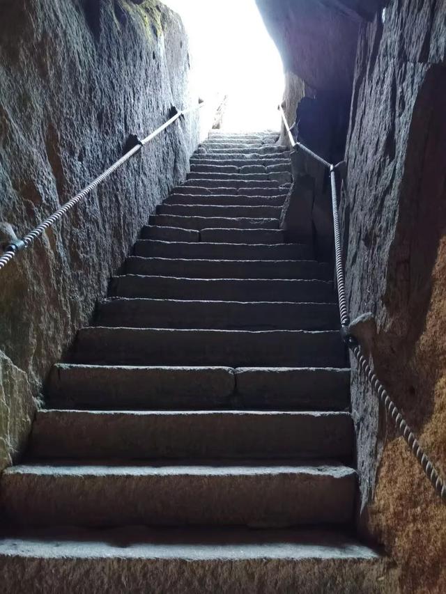 漫步黄山松掩山丛树杪，云隐仙踪徒步蹬道千阶