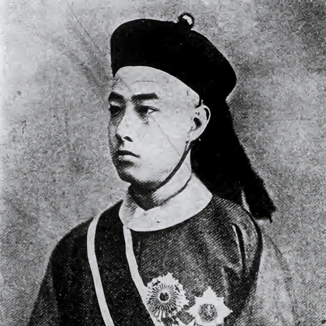 临死前袁世凯把儿子叫到床前：你不要送葬	，开枪打死穿红衣服的人