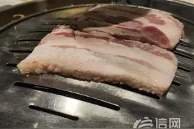 烤肉店的五花肉表皮有米粒状凸起 商家称系猪肉脂肪图片