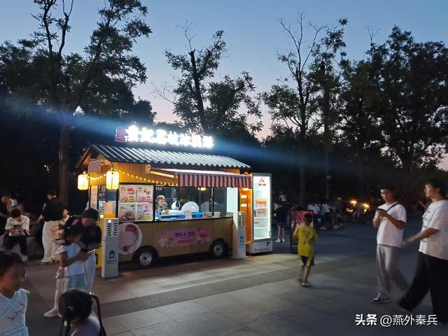 华清宫外的夜色，是文旅的尴尬，居民的闲娱，游客的懵逼