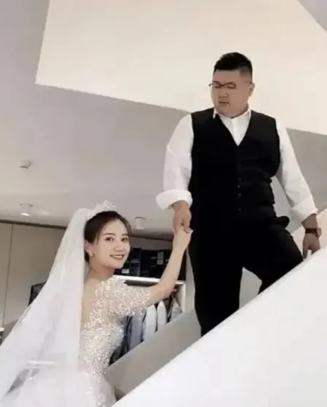 离婚一个月后再看猴哥与前妻，一个开始找下家，一个“名声扫地”