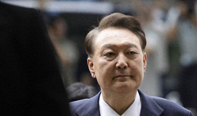 64岁的尹锡悦，为了从李在明手里活命，脱了衣服在囚室满地打滚