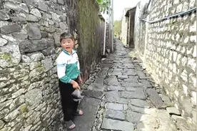 父母未婚先育，由爷爷抚养长大，至今未落户……小“导游”阿珑复学记图片