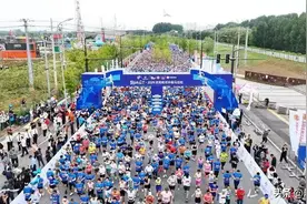 浑河两岸“最美赛道”1.2万名跑友 跑起！2024沈阳和河半程马拉松昨日鸣枪图片