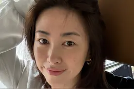 40岁朱珠晒素颜自拍，脸上有些许斑点，皮肤紧致无皱纹美得太稳定图片