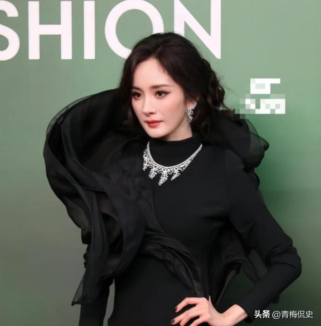 上海红毯：金晨吓人，杨幂像巫婆，周冬雨透视装辣眼，刘亦菲完胜