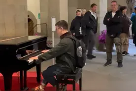 中国留学生在意大利游览时，即兴弹唱《我爱你中国》，女生合唱一出瞬间惊艳众人！图片