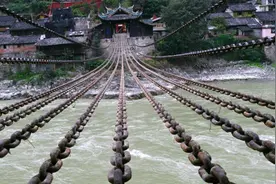 泸定桥13根铁链重几十吨，古人是如何架起来的？比现代桥还牢靠？图片