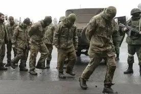 撤军后泽连斯基再出新招：领土不退让，换帅再战，可以向别国派兵图片