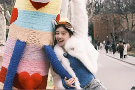 演员王鹤润肉丝长靴旅拍美照图片