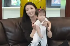 李云霄跟孩子在一起，笑容藏都藏不住图片