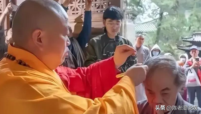 原来被释永信骗得最惨的人是他	，捐出上亿身家，只为安葬少林寺