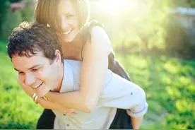 男人对一个女人动心后的五个表现，喜欢但克制，才是真正的爱图片