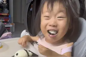 笑喷！萌娃吃熊猫蛋糕，边吃边哭，不忍心又停不下来的样子太逗了图片