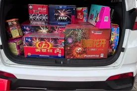 今年的烟花爆竹该怎么样带回家？图片