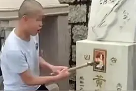 胆大妄为！两男子疯狂打砸黄家驹墓碑，警方通报最新情况图片