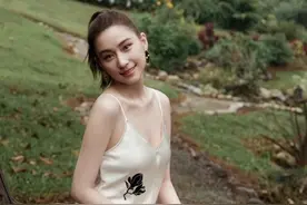 何超莲不愧是赌王家的最美千金，就连脚趾头都是美的，窦骁太幸福图片