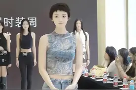 上海短发女子应聘模特，高颜值吸引众人，“像动漫走出来的人物”图片