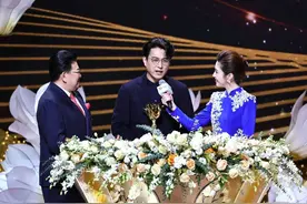 白玉兰戏剧奖得主靳东：我对舞台和上海，都有一份特别的感情图片