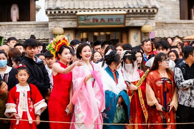 郑州电影小镇“全天有戏” 沉浸式文旅激活“五一”假日活力