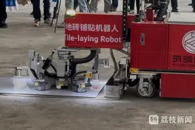 机器人“整活”了！江苏首次在大型装饰装修项目中全面应用地面瓷砖铺贴机器人图片