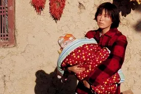 贵州女子嫁入深山村中，30年后儿子考上大学，她连夜冲出村外图片