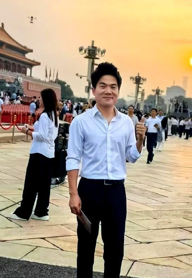 没想到，董宇辉受邀观礼阅兵才1个月，竟再次令所有人刮目相看