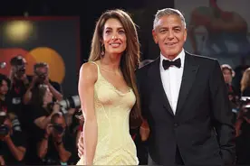 克鲁尼搂着美女律师娇妻闪耀威尼斯电影节！娇妻穿嫩黄裙，太惊艳图片