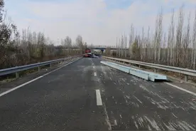 货车钢构遗撒高速匝道 交警快速处置保畅通图片