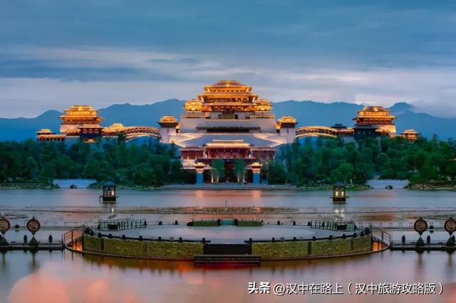 汉中这场演出铁花炸裂、孔明灯漫天,好看好玩还出片!