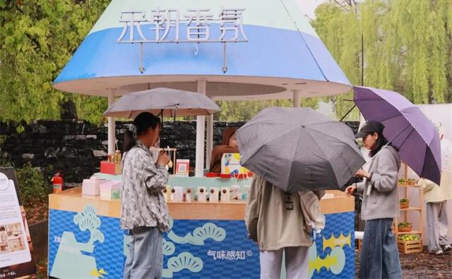 富阳这里，春日氛围感拉满！市民游客纷纷冒雨赶来……