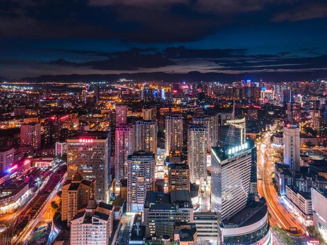 刚从昆明回来，毫不客气说，绝对是计划单列市中，适合宜居的！