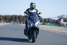 光阳16660元的RacingH150，在一众150踏板中抗打吗？图片