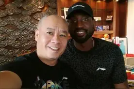 60岁李宁全家现状：头发稀疏，62岁妻子风韵犹存，儿女罕见露面图片