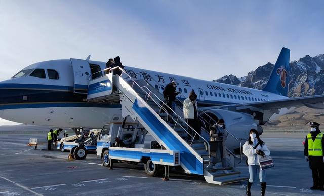 法国姑娘来中国旅游，回国哭了3天，坦言法国与中国差距一目了然