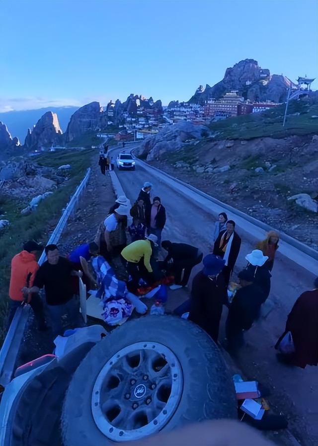 西藏越野车坠崖，藏族姑娘钻车救人，现场视频曝光，当地文旅回应