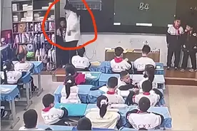 后续！学生赤脚被虐待，监控曝光，老师被开，校长：再闹还上学不图片