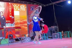 农村歌舞团表演不堪入目，老人孩子都有表演这种节目？图片