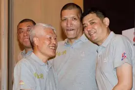 49岁巴特尔近况：升官从政，和大10岁妻子很恩爱，35岁继女很漂亮图片