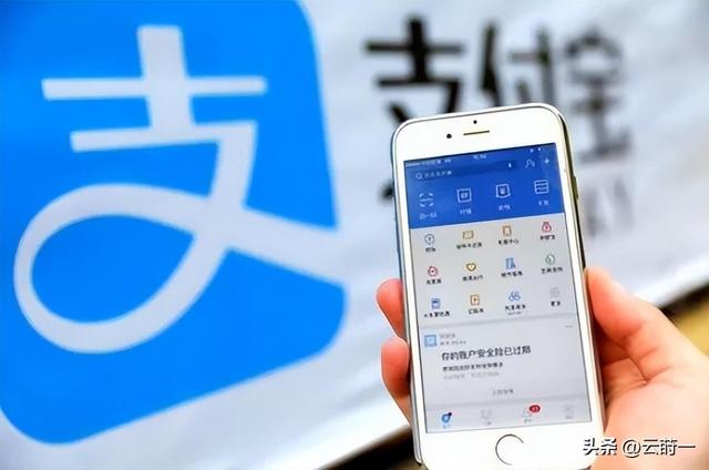 马云现身蚂蚁森林，大口吃西瓜，现场杂草丛生，跟2016年对比明显