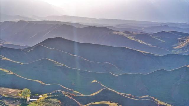 甘肃民乐：祁连山层峦叠嶂尽染秋色
