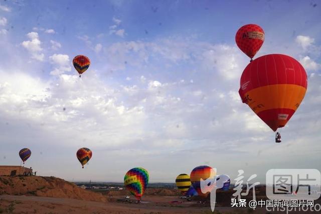 2025年全国热气球挑战赛在内蒙古磴口县举办