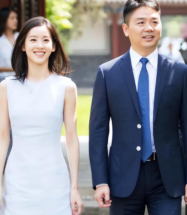 官媒发文，揭开31岁章泽天真实处境，刘强东真没看走眼