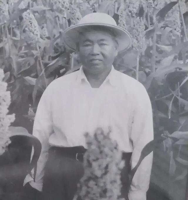 许世友下葬后，王震用拐杖指着参加葬礼的老将们：可千万不能学他